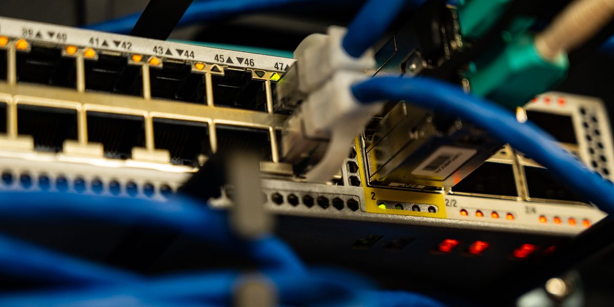 ネットワークスイッチに接続された青いイーサネットケーブル