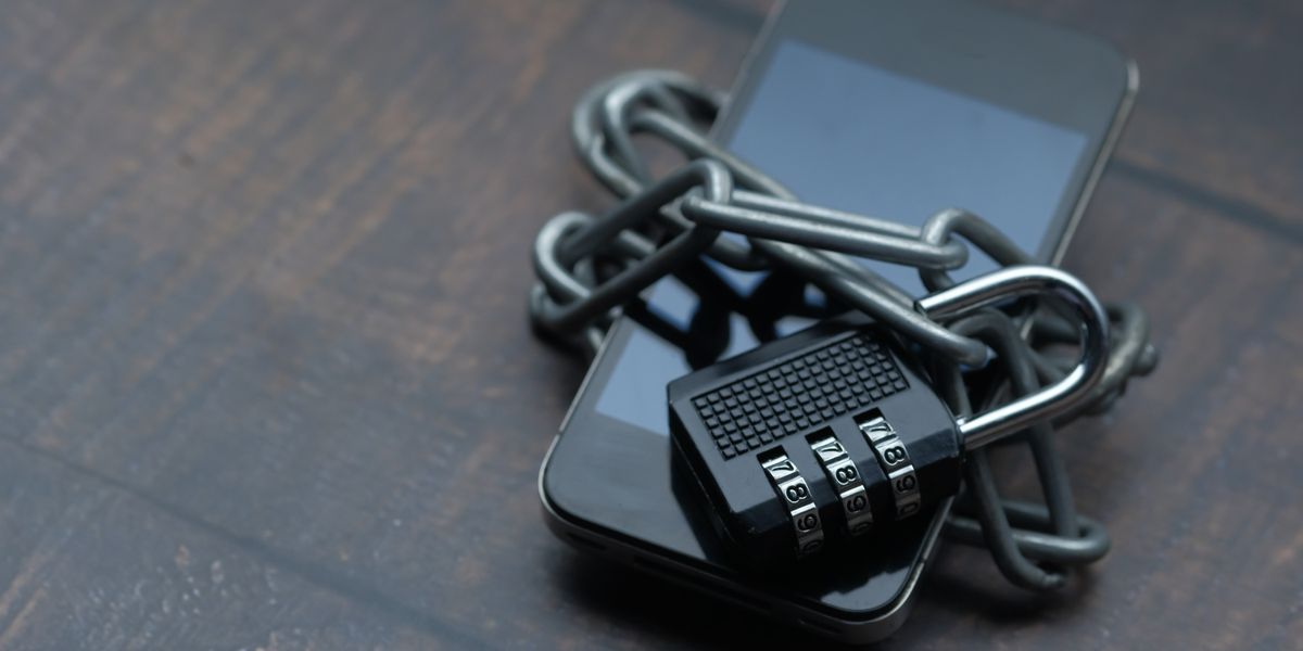 チェーンと南京錠で固定されたスマートフォン
